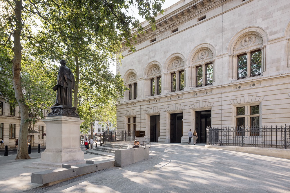 NPGLondon's tweet photo. For this week’s #OnlineArtExchange @artukdotorg, we are celebrating our very own reopening! And a big part of this is the architectural transformation of our building, have you seen our new forecourt yet?
#NationalPortraitGallery #FirstLookNPG
📸Olivier Hess https://t.co/UlFsRj3XFe