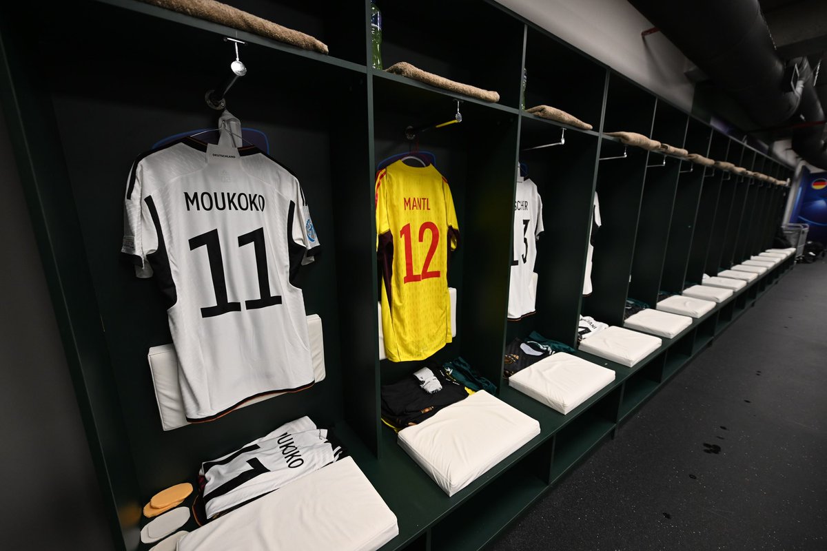 DFBNachwuchs's tweet photo. KABINE IST READY 🖤❤️💛

#MEHRVONUNS #U21EURO #GERISR 📸 UEFA https://t.co/KUPp2bDNJS