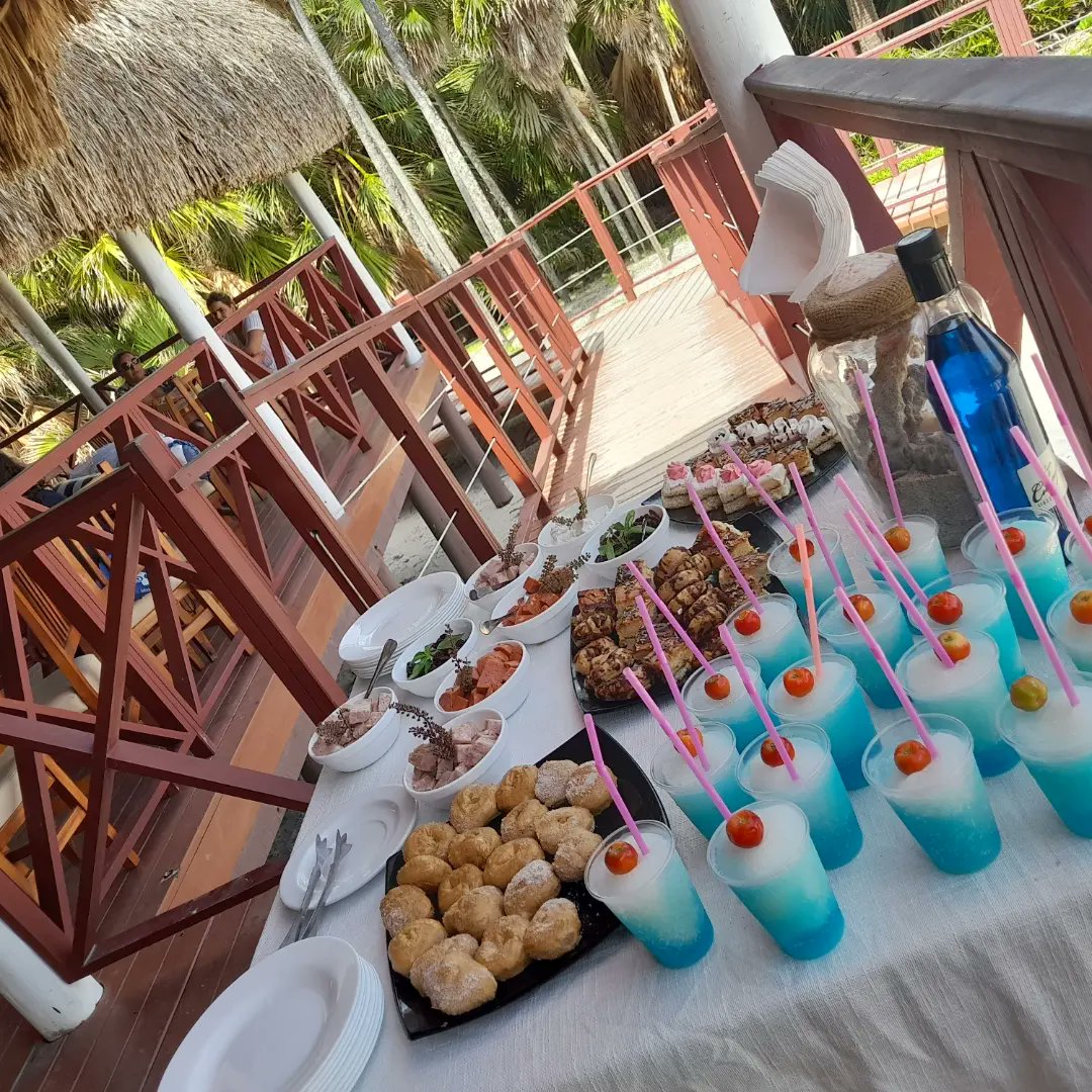 hotel_tuxpan's tweet photo. Día feliz 😄 siempre una sonrisa en sus rostros, nuestra mayor satisfacción....mañana de cóctel 🇨🇦#aircanadavacations #WestJetVacations #transat #CubaUnica #HotelTuxpan #VaraderoTravel #cubanacanmarcaladiferencia #HazloÚnico https://t.co/FJ2dYXKeD3