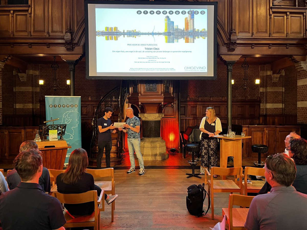 plandag's tweet photo. @TristClaus won de Prijs voor de jonge planoloog op #plandag 2023! Met zijn paper “Een eigen huis, een regel in de wet:  de vertaling van private belangen in generieke regelgeving”. 
Van harte gefeliciteerd Tristan! https://t.co/ZgDWF9mEgI