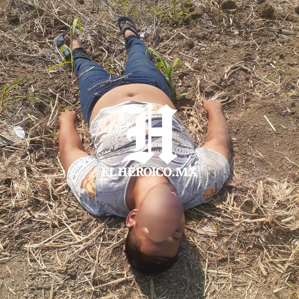 #Alerta #EstaMañana Reportan una persona tirada y presuntamente agonizando a orillas de la carretera #Cárdenas a #Coatzacoalcos a la altura del 57 Batallón de Infantería, al parecer fue golpeada por una unidad desconocida.

#ServicioSocial #Urgencia #ProtecciónCivil #CruzRoja