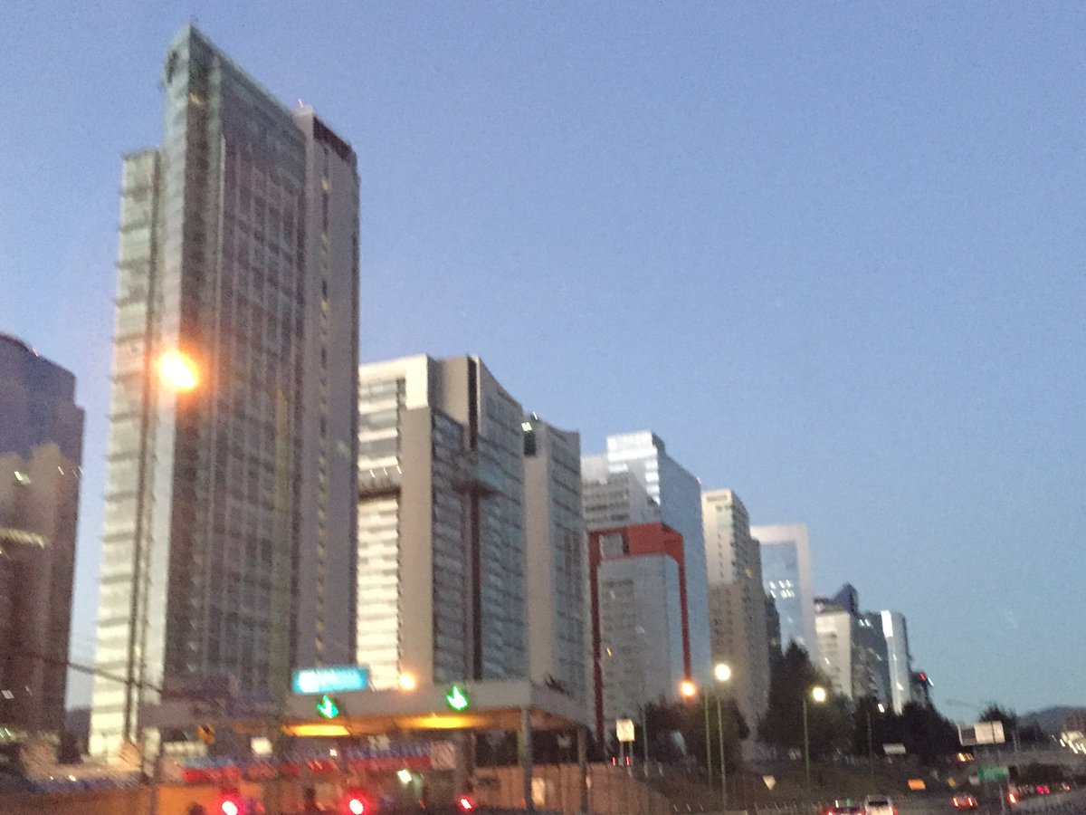 ODdeBR's tweet photo. Tengo la impresión de que lo que estamos viviendo en México es la postpandemia, 

con el regreso pleno al trabajo en edificios-que con el calor se refleja en la demanda eléctrica-

pero también en lo difícil que es circular en la CDMX. 

¿Qué opinan? https://t.co/rFG0gTYzXJ