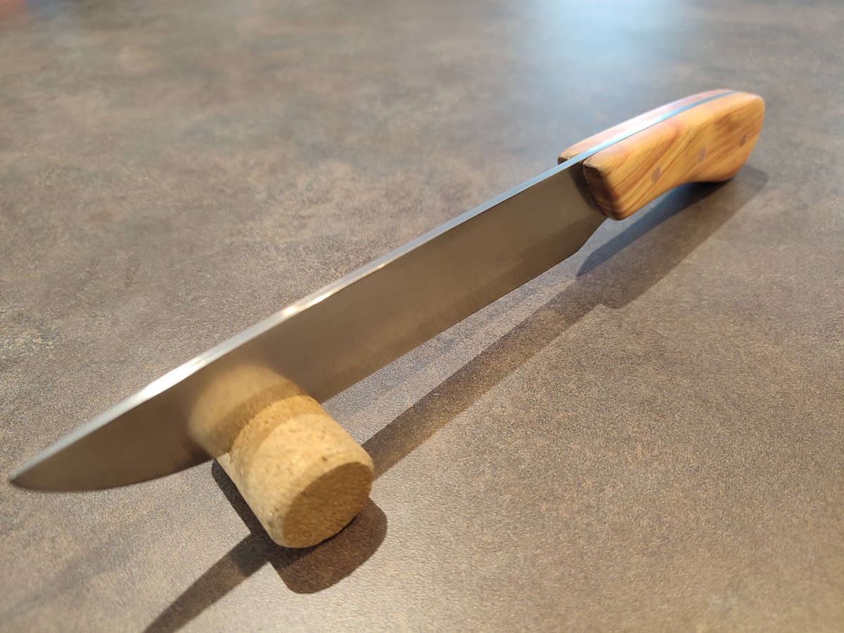 Salut Twitter ! j'ai finis ce couteau, entièrement forgé, manche en bois de rose, rivets cuivre matés non collés.
Lame type désosseur forte, 3mm au près du manche, épaisseur quasi régulière jusqu'à la pointe.
C'est dispo, qu'est-ce que t'en penses ?