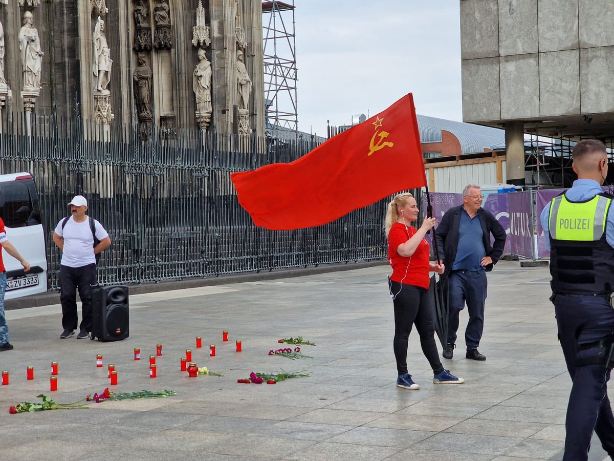 #2206 genau fünf #Putinisten verirrten sich auf den #Roncalliplatz in #Köln zu ihrer Huldigung der russischen Soldateska unter dem Vorwand des Gedenken an den Überfall der deutschen Wehrmacht auf die #Sovjetunion. #Kolbasnikova #Beisicht#Schlund #Walter,Islamist #Falk und Gattin