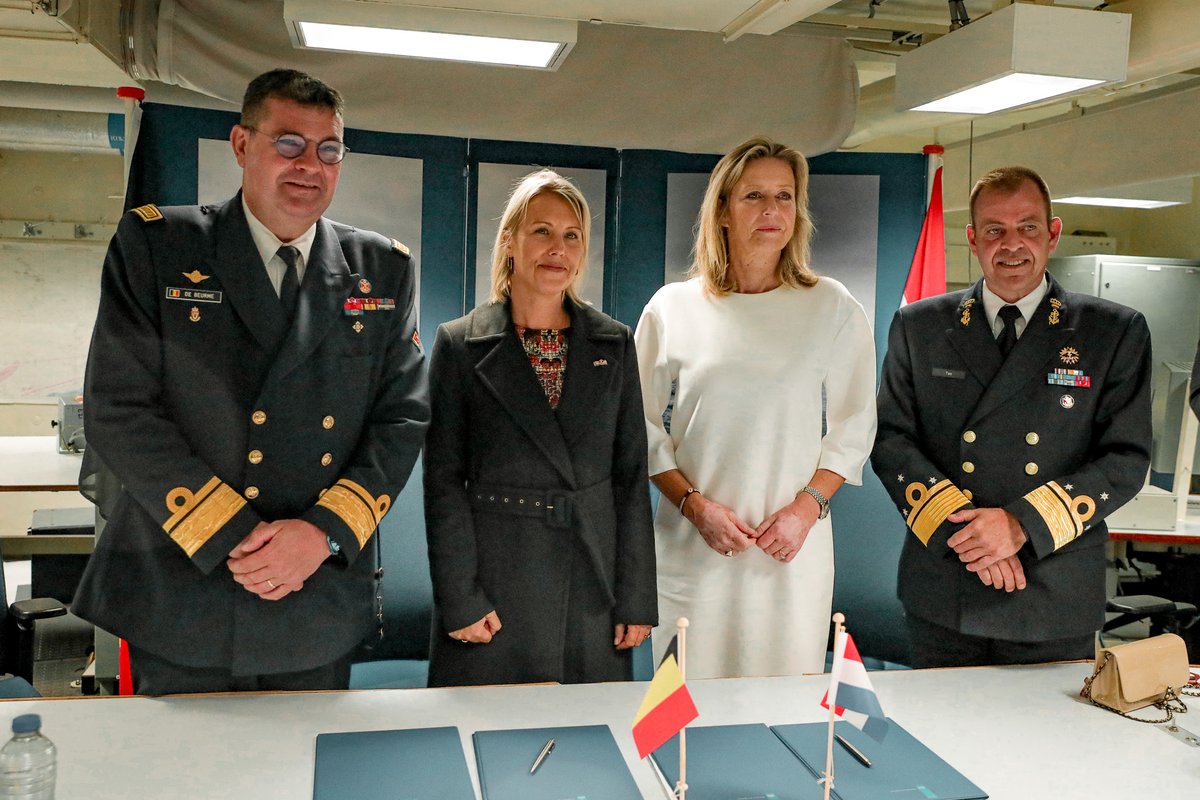 In de marge vh 🇳🇱Staatsbezoek ad haven van Antwerpen, hebben mijn collega <a href="/DefensieMin/">Ruben Brekelmans</a> en ik het akkoord getekend voor de aankoop vd nieuwe fregatten voor de 🇧🇪🇳🇱Marines. Nieuwe stap id versterking van onze historische banden en mooie illustratie van onze bilaterale samenwerking!