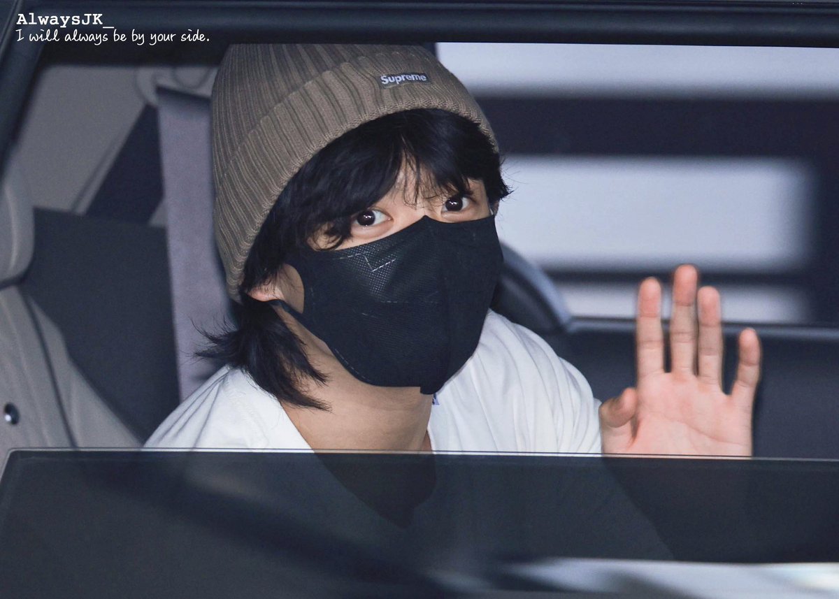 jeongoldenlight's tweet photo. JUNGKOOKIE BRIGHT EYES really makes me feel so in love, he has literally the brightest eyes whenever he looks at the fans around him. He deserves all the love, all the support, all the respect. https://t.co/b8cc80jTY4