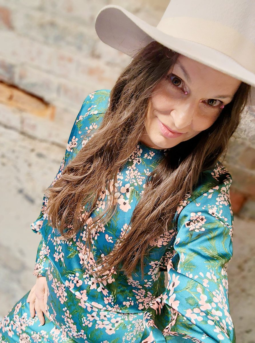 😳🫣Only 4 followers. Secret MSG in my photo description: Can I be honest? I'm not much of a twitter gal, BUT! I'm following you back if I'm into your posts . THX for following me here. I will tweet when I'm going LIVE on TikTok, FB, YouTube&amp;IG. Slay the day!