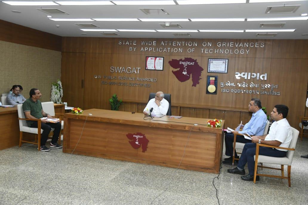 Bhupendrapbjp's tweet photo. ગાંધીનગર ખાતે રાજ્ય કક્ષાના સ્વાગત ઓનલાઈન કાર્યક્રમમાં અરજદાર નાગરિકોની રજૂઆતો સાંભળી અને તેના યથાયોગ્ય ઝડપી નિરાકરણ માટે અધિકારીઓને સૂચના આપી. 

આ ઉપરાંત, બિપરજોય વાવાઝોડાથી થયેલા નુકસાનના પ્રાથમિક સર્વે તેમજ ચોમાસા પૂર્વેની આગોતરી તૈયારીઓ અંગે જિલ્લા કલેક્ટરો સાથે વાતચીત કરીને જરૂરી દિશાનિર્દેશ આપ્યા.