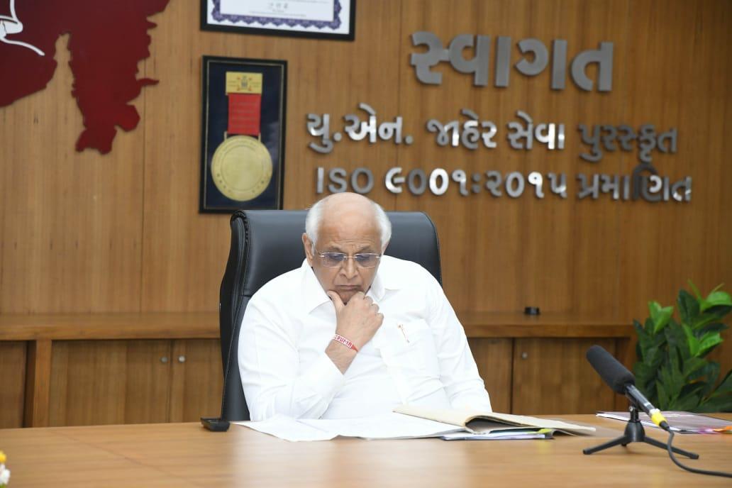 Bhupendrapbjp's tweet photo. ગાંધીનગર ખાતે રાજ્ય કક્ષાના સ્વાગત ઓનલાઈન કાર્યક્રમમાં અરજદાર નાગરિકોની રજૂઆતો સાંભળી અને તેના યથાયોગ્ય ઝડપી નિરાકરણ માટે અધિકારીઓને સૂચના આપી. 

આ ઉપરાંત, બિપરજોય વાવાઝોડાથી થયેલા નુકસાનના પ્રાથમિક સર્વે તેમજ ચોમાસા પૂર્વેની આગોતરી તૈયારીઓ અંગે જિલ્લા કલેક્ટરો સાથે વાતચીત કરીને જરૂરી દિશાનિર્દેશ આપ્યા.