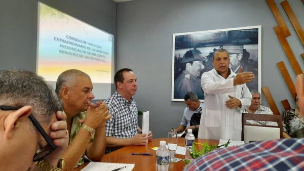 El Ministro de Salud  el doctor José Angel Portal Miranda preside hoy en #Holguín Consejo de Dirección extraordinario de la Dirección Provincial de Salud.
Acompañan al titular el doctor Santiago Badía, secretario general del Sindicato Nacional de Trabajadores del sector.