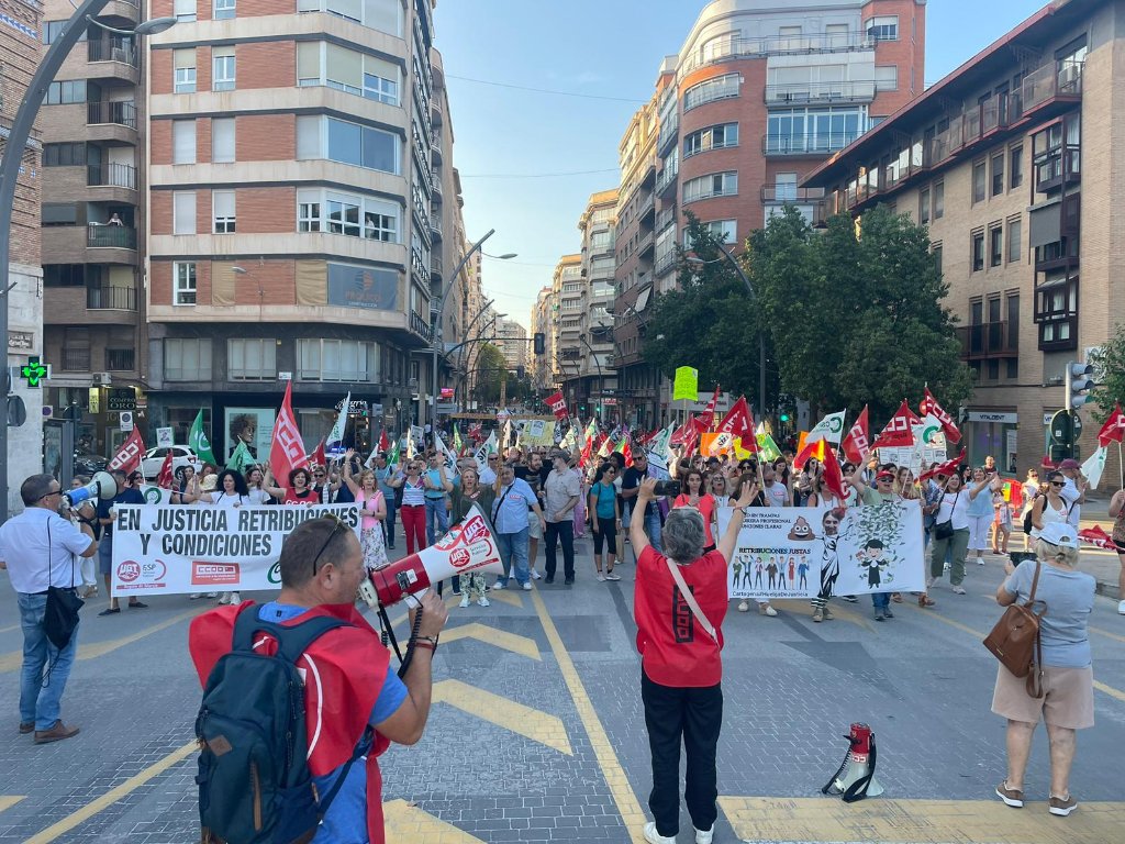 rosabelrguez's tweet photo. Murcia. La @delegobmurcia prohíbe a los funcionarios de Justicia celebrar la manifestacion convovada para las 19.00 horas de este jueves. #EncierroJusticia2Dias
#HuelgaJusticia66Dias #HuelgaJusticia  
@pilar_llop @justiciagob @sanchezcastejon https://t.co/kG4M4dDSOA