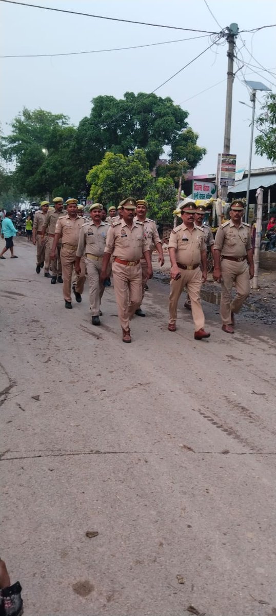 santkabirnagpol's tweet photo. पुलिस अधीक्षक @santkabirnagpol के निर्देशन में आमजन में सुरक्षा तथा विश्वास की भावना उत्पन्न करने के दृष्टिगत @psdudhara द्वारा थानाक्षेत्र में सार्वजनिक स्थानों पर #Footpatrolling कर सुरक्षा के प्रति आश्वस्त किया गया तथा संदिग्ध वस्तुओं एवं व्यक्तियों की चेकिंग की गयी। https://t.co/YI9fMW7iOC
