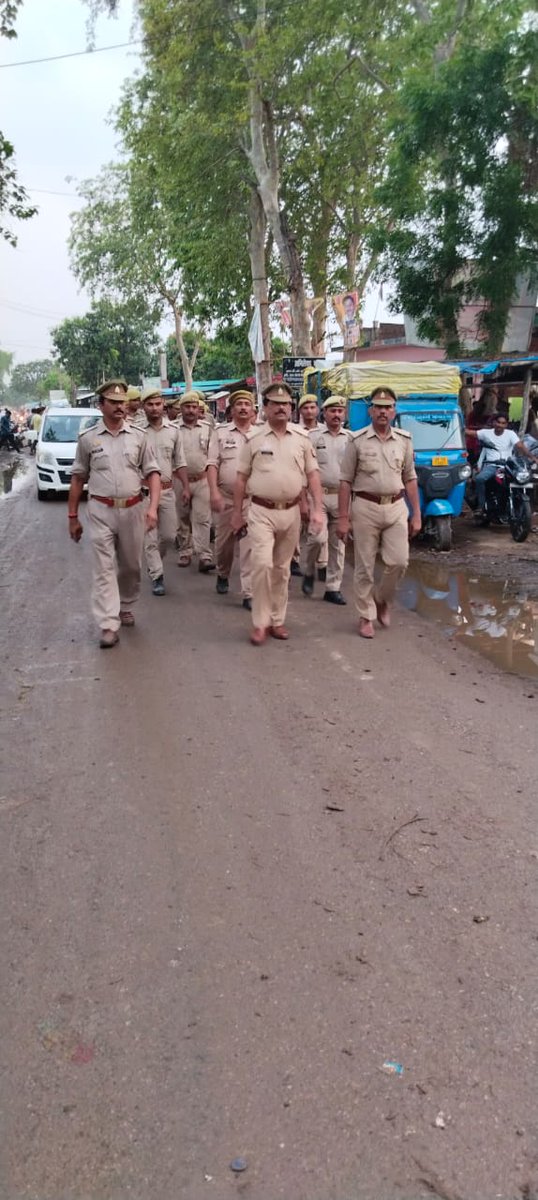 santkabirnagpol's tweet photo. पुलिस अधीक्षक @santkabirnagpol के निर्देशन में आमजन में सुरक्षा तथा विश्वास की भावना उत्पन्न करने के दृष्टिगत @psdudhara द्वारा थानाक्षेत्र में सार्वजनिक स्थानों पर #Footpatrolling कर सुरक्षा के प्रति आश्वस्त किया गया तथा संदिग्ध वस्तुओं एवं व्यक्तियों की चेकिंग की गयी। https://t.co/YI9fMW7iOC