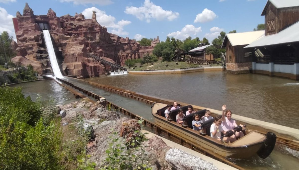 Nuestros alumnos de 6º de Primaria se lo están pasando en grande en su excursión a Salamanca, Toledo y Madrid 🎒🚌 Es un viaje inolvidable que combina cultura y diversión de una forma dinámica que los mantiene los emocionados de principio a fin, ¡está siendo increíble! 🤩