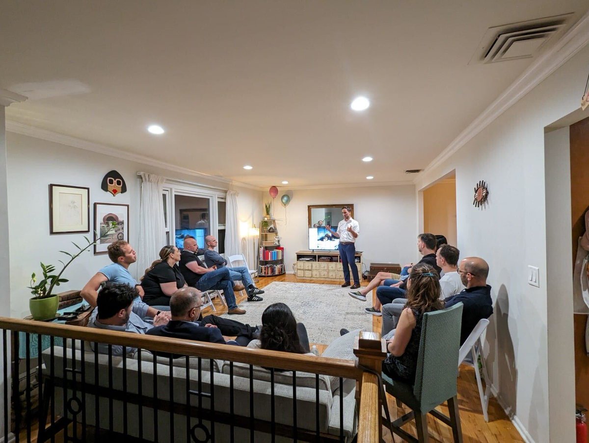 MotiElkaim's tweet photo. Yesterday, I had the pleasure of hosting an event for 20 entrepreneurs and business leaders from the Bergen Tech Community.

We discussed storytelling and how it can impact your pitch outcome both in business and in investor pitching.

It was great seeing everyone! https://t.co/u0NGO4OHMk