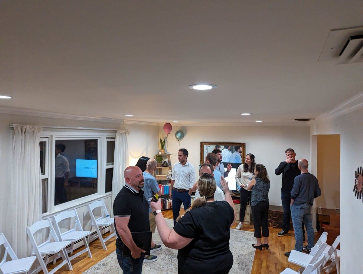 MotiElkaim's tweet photo. Yesterday, I had the pleasure of hosting an event for 20 entrepreneurs and business leaders from the Bergen Tech Community.

We discussed storytelling and how it can impact your pitch outcome both in business and in investor pitching.

It was great seeing everyone! https://t.co/u0NGO4OHMk