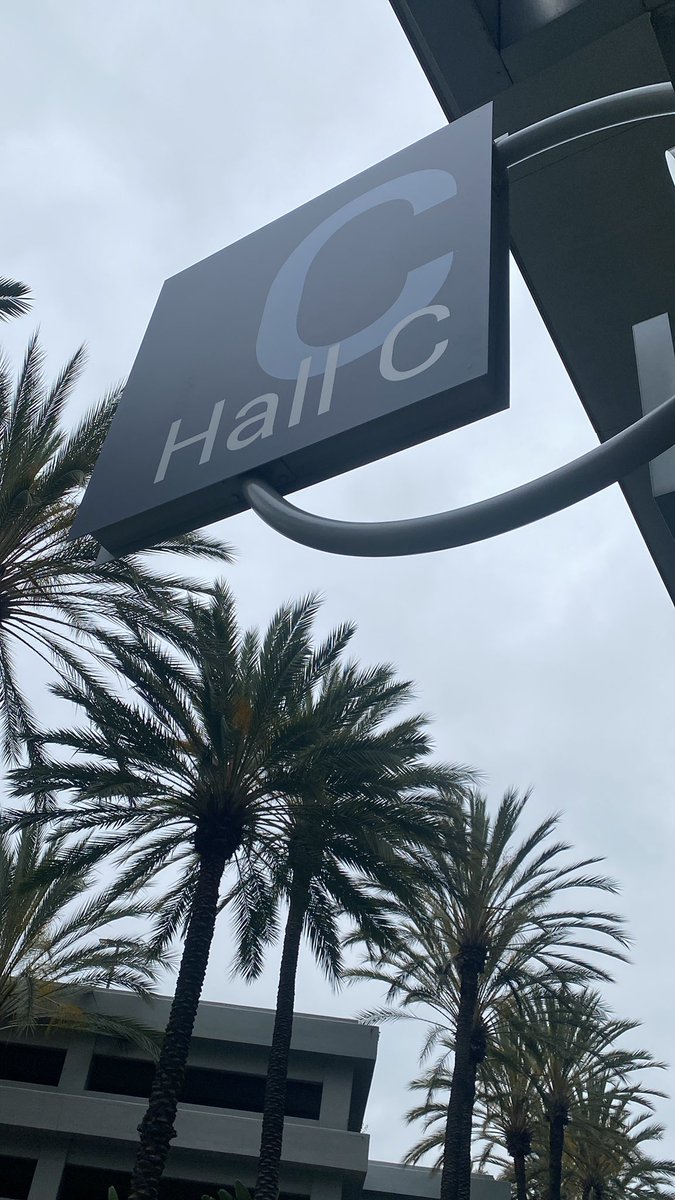 #VidCon ADA line for exhibit hall is practically non-existent at the moment, so come on over!