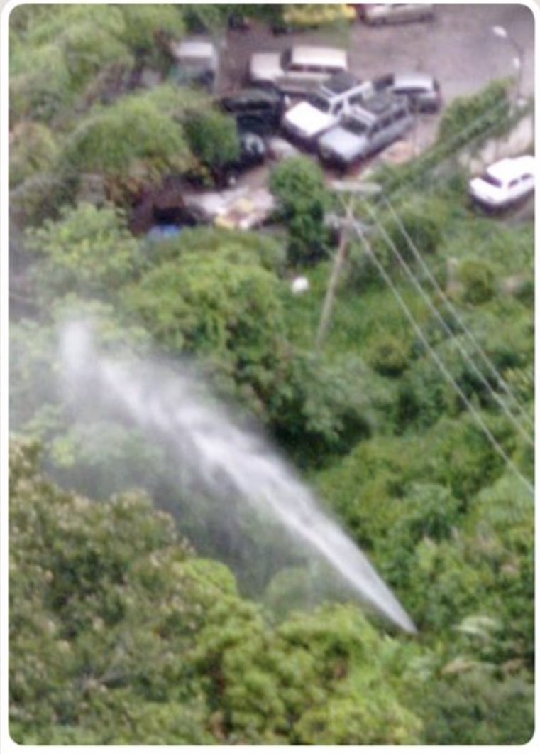 <a href="/HidroCapital2/">Hidrocapital</a> 3 semanas con esta gran fuga de la tubería que está detrás Resd Las Antillas entre Lomas de Alto Prado y El Peñón. Otra fuga detrás de Res Indialca y Alto Prado Plaza. ESTA DENUNCIA SE HA HECHO YA 3 VECES. MILES DE LITROS DE AGUA QUE SE PIERDEN Y LAS URBANIZ. SECAS