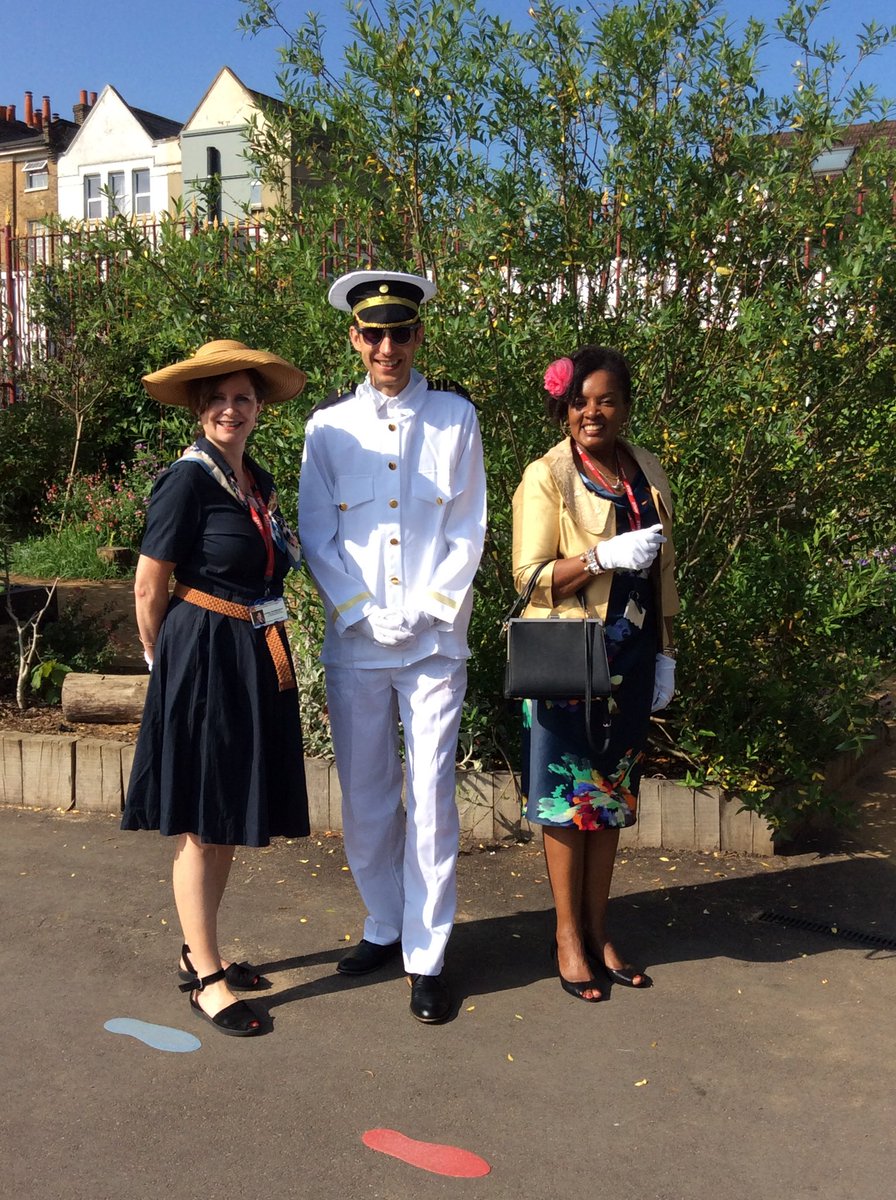 Holy_TrinityCE's tweet image. The staff also brought 1940’s fashion to Upper Tulse Hill today! 👗👞🎩 #Windrush75 #WindrushDay2023