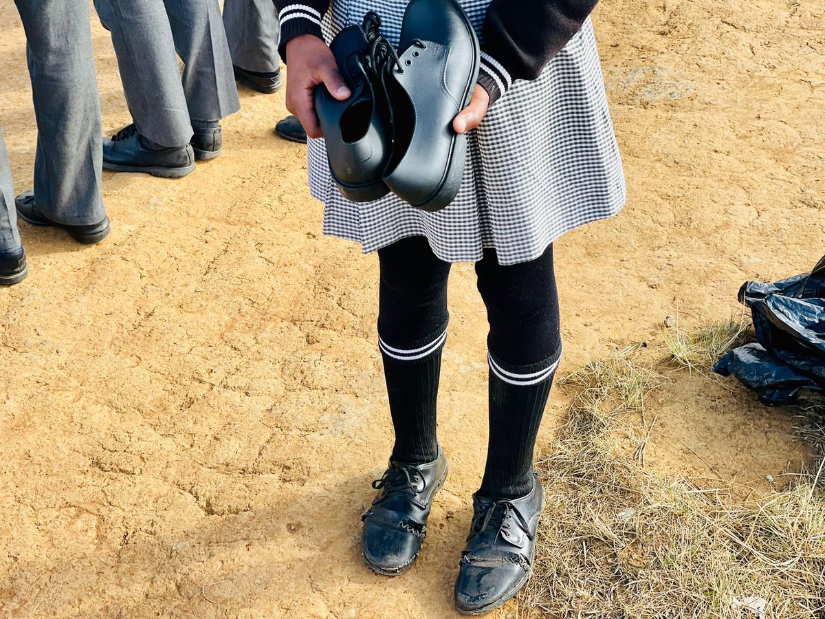 Our_DA's tweet photo. 📢 Today the DA donated school shoes to 2000 learners and conducted an #EndSchoolPitToilet oversight in Umzimvubu, Mount Frere.
💪 The DA is committed to providing conducive learning environments for all learners.
#TheDAgetsThingsDone https://t.co/lOA5pgS5bE