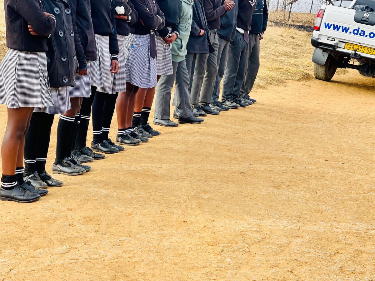 Our_DA's tweet photo. 📢 Today the DA donated school shoes to 2000 learners and conducted an #EndSchoolPitToilet oversight in Umzimvubu, Mount Frere.
💪 The DA is committed to providing conducive learning environments for all learners.
#TheDAgetsThingsDone https://t.co/lOA5pgS5bE