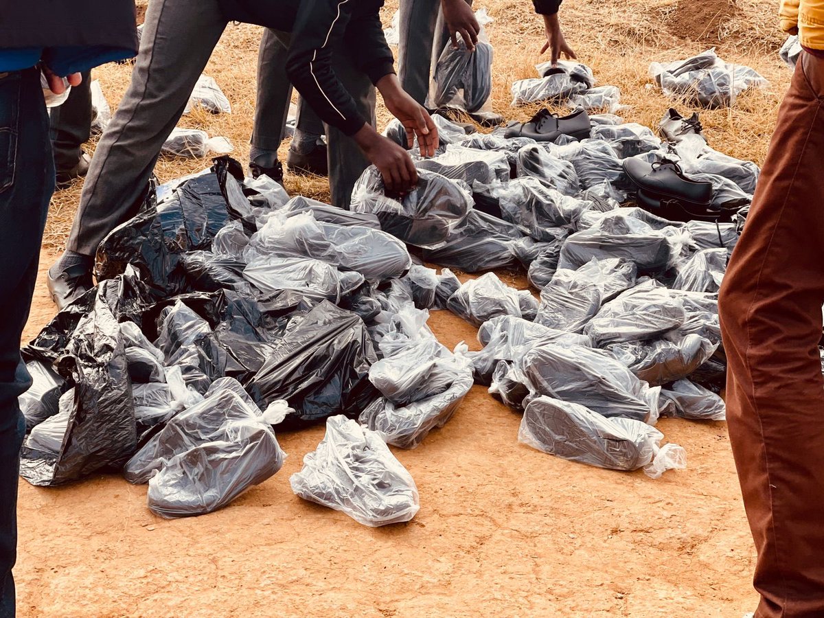 Our_DA's tweet photo. 📢 Today the DA donated school shoes to 2000 learners and conducted an #EndSchoolPitToilet oversight in Umzimvubu, Mount Frere.
💪 The DA is committed to providing conducive learning environments for all learners.
#TheDAgetsThingsDone https://t.co/lOA5pgS5bE