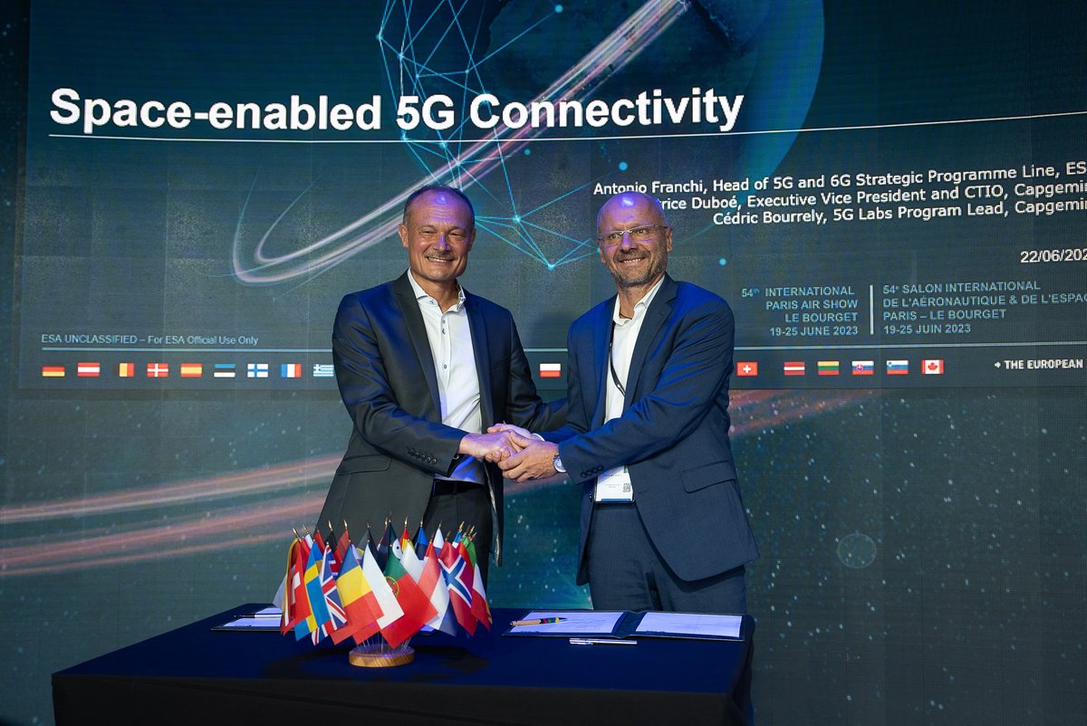 capgeminifrance's tweet photo. Avec la #5GSatellite, les réseaux terrestres📡 et satellitaires🛰 convergent pour offrir la #5G aux zones isolées.

En partenariat avec @EsaTelecoms, nous expérimentons cette connectivité hybride, #innovation présentée à l’occasion du @salondubourget 👉 https://t.co/Z2KljPpHPg https://t.co/L4eicL3hCe