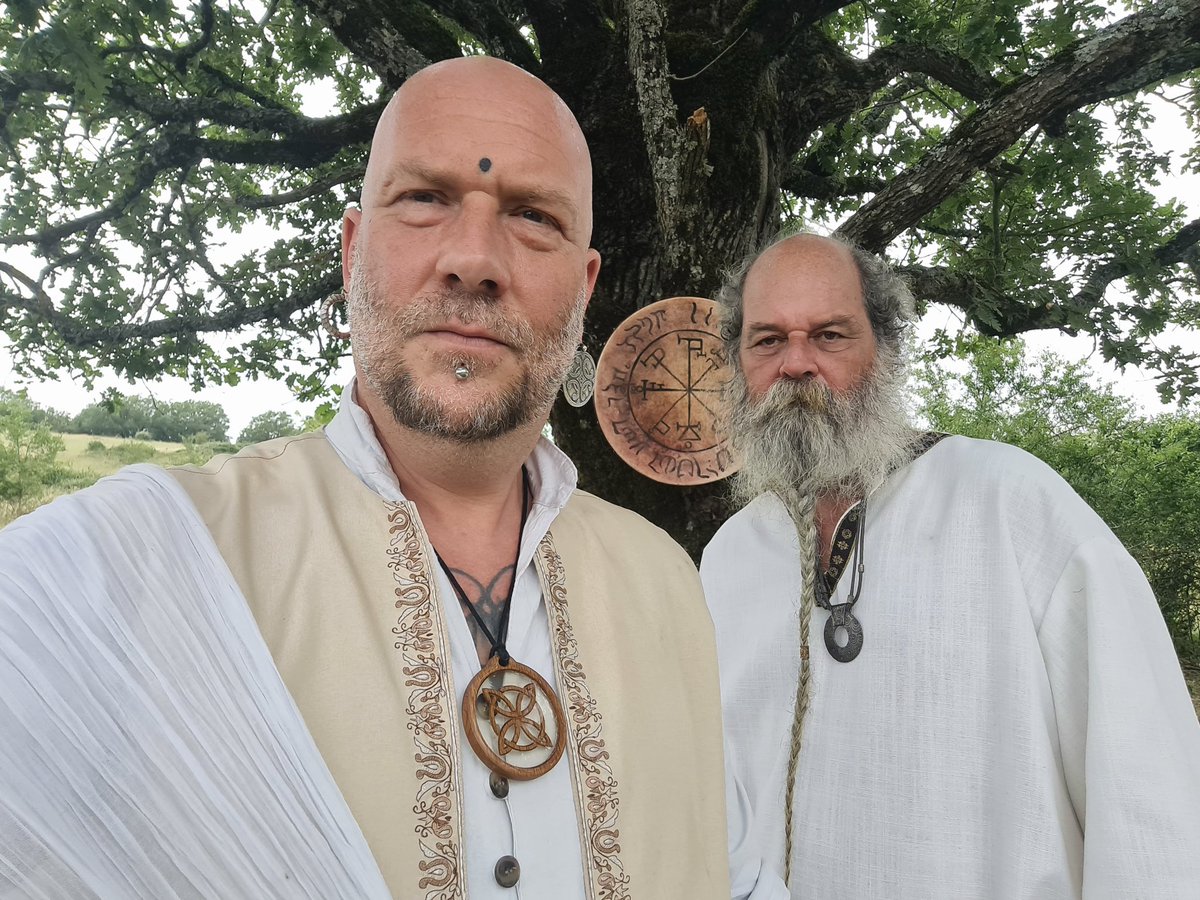 Union druidique en ce jour de Solsctice.
Merci à nos jeunes époux et à leur assemblée et famille pour ce moment de partage.
Quel bonheur d'officier pour vous.
Philoo Mdo #litha #solstice #druidisme #ceremony