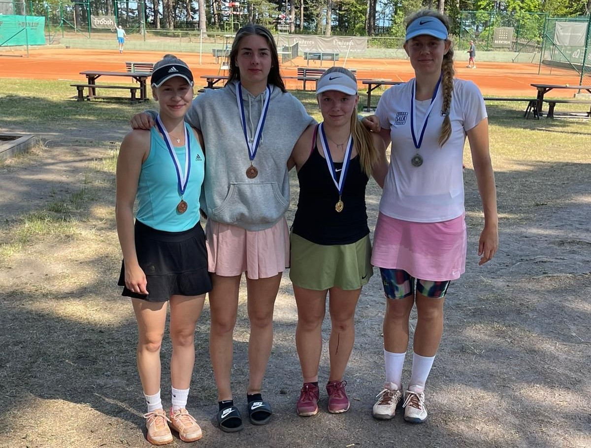 lvstennis's tweet photo. Nora Loukolle 18-vuotiaiden kaksinpelin SM-hopeaa 🥈 ja Iben Molille SM-pronssia 🥉

Kuvassa tyttöjen 2p mitalistit (vas.) Khloe Kärkkäinen (TaTS), Iben Mol (LVS), Ilona Haavisto (TaTS), Nora Louko (LVS). 

#tennisfin #lahti #kortteliliiga #tennisfi #lahdenkisapuisto https://t.co/GwSnL3KjGo