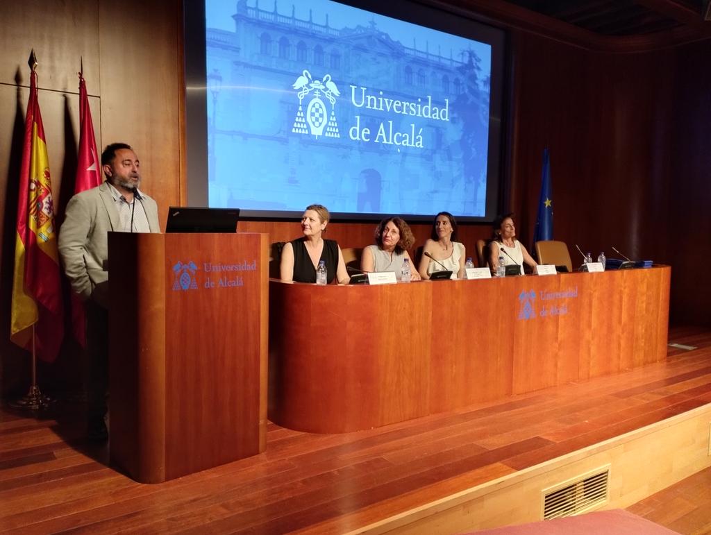 Dualia's tweet photo. En la Graduación 🎓 de @Micone_UAH de la @UAHes nuestro CEO @DiegoDualia cuenta su experiencia como usuario de intérpretes profesionales en todo el mundo. https://t.co/nnA86C8HOf