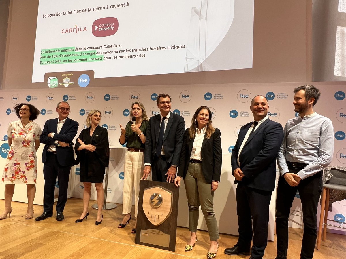 Championnat_NRJ's tweet photo. Félicitations à #CARREFOUR PROPERTY GESTION qui remporte le Bouclier Cube Flex’ avec 431262 kWh économisés sur les tranches horaires critiques, remis par @AgnesRunacher. 

Félicitations aux lauréats pour cette très belle performance dans le concours 👏🏽🏆 https://t.co/54sJrrfdiM