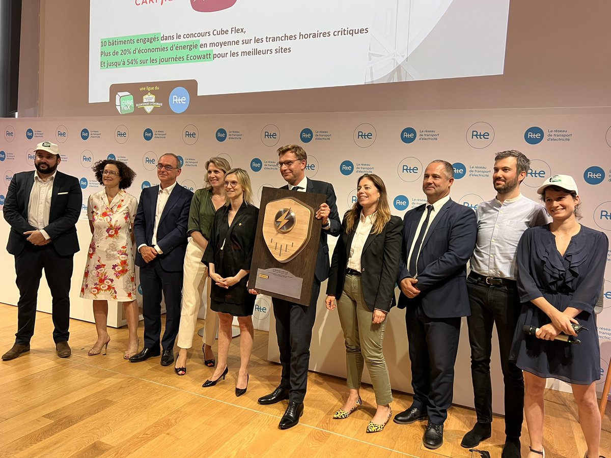 Championnat_NRJ's tweet photo. Félicitations à #CARREFOUR PROPERTY GESTION qui remporte le Bouclier Cube Flex’ avec 431262 kWh économisés sur les tranches horaires critiques, remis par @AgnesRunacher. 

Félicitations aux lauréats pour cette très belle performance dans le concours 👏🏽🏆 https://t.co/54sJrrfdiM