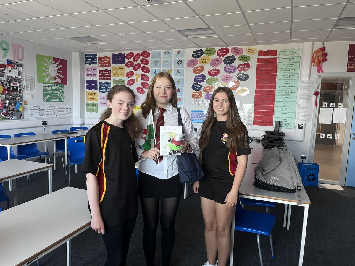 YCB_IntClub's tweet photo. Sarah and Lizzie saying goodbye to our French exchange student, Clemence. Bon voyage! 🇫🇷🏴󠁧󠁢󠁷󠁬󠁳󠁿 https://t.co/o18hUgfxzz
