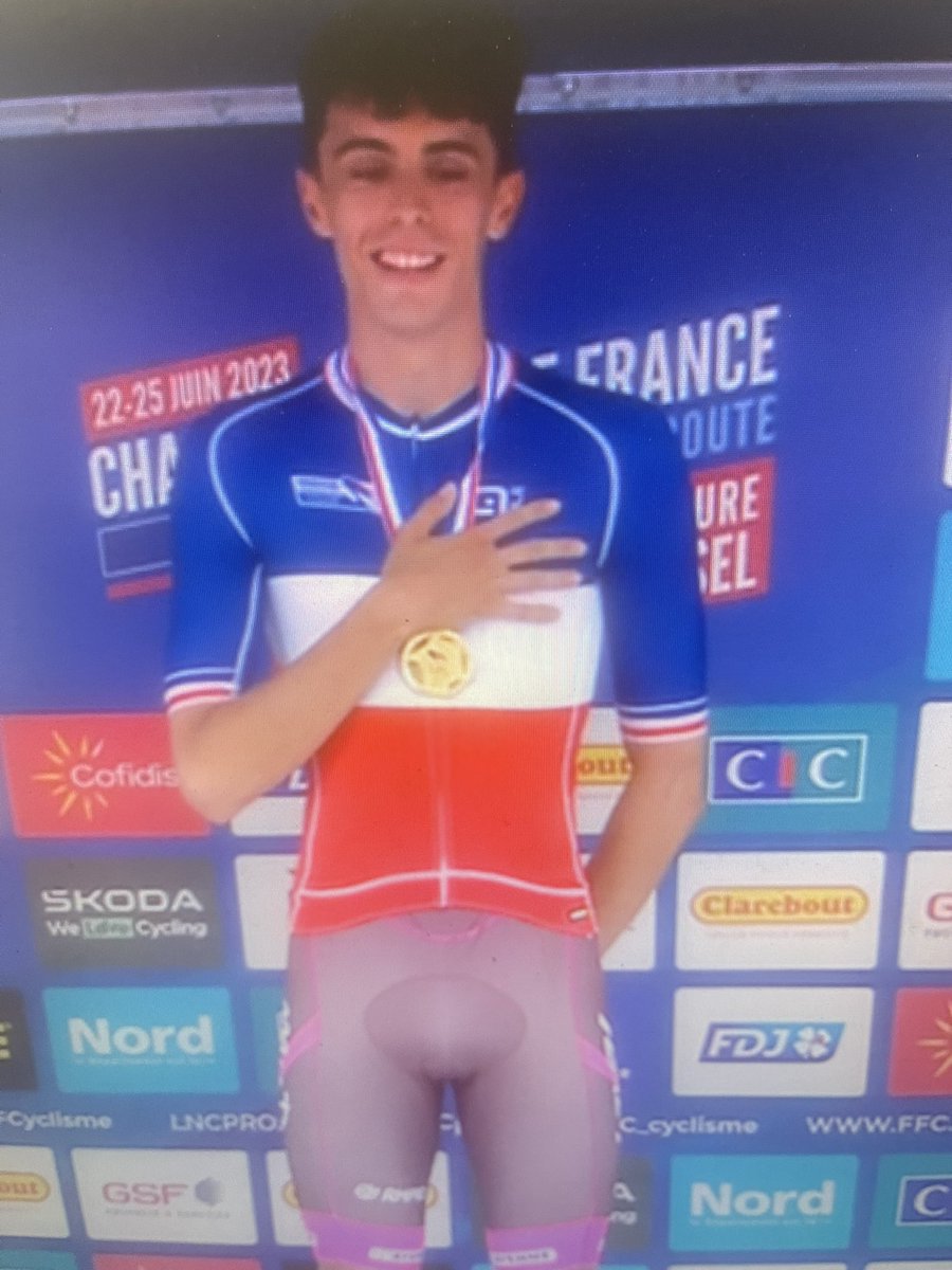 Un moment incroyable pour Mathias Ribeiro Da Cruz  Champion de France amateur du contre-la-montre avec la Team Mayenne V&amp;B Monbana félicitations à tous et à Laval Cyclisme53  la Mayenne au top 👍🍾🚲 bravo