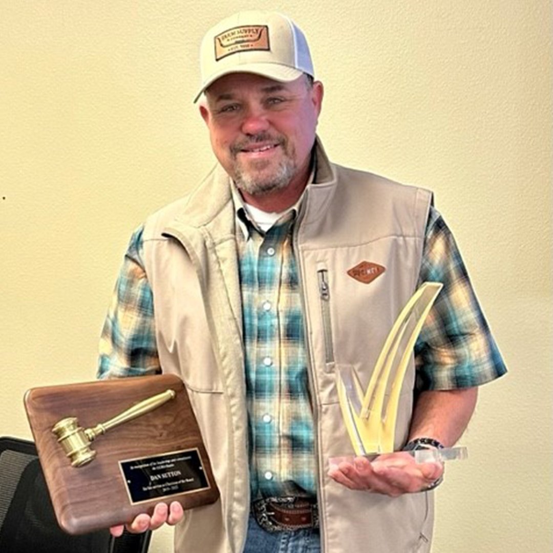 Congrats to Dan Sutton who was recognized at our June Board Meeting!  Dan was given the LGMA's Golden Checkmark award for his role in creating the "The Why Behind Food Safety," training video.  Dan was recognized for his service as Chairman of the CALGMA Board from 2019 - 2022.