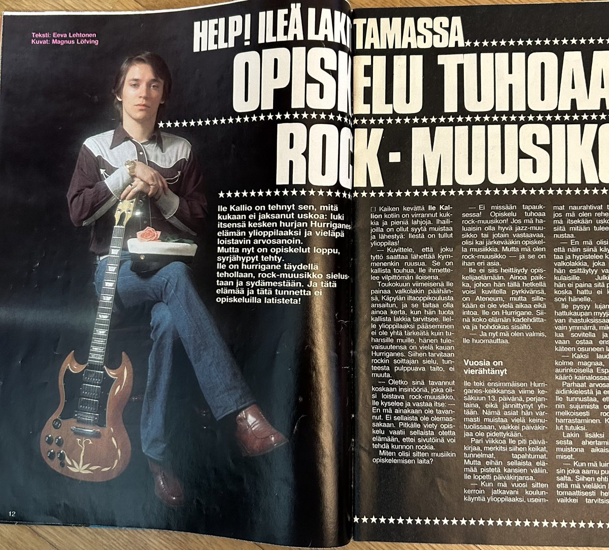 EtusivunJuttu's tweet image. Help 6/1976

Ilen mukaan opiskelu tuhoaa rock-muusikon.
Archie ja Edith paistattelivat tv:ssä ja ”Rock-kesän -76” urakoijia olivat tietty ainakin Jukka Kuoppamäki ja Frederik.
Kannen kuvissa Mudin Rob Davis ja Suomen Alwari Tuohitorvi. 
#mud #glamrock
#hurriganes
#juhannus