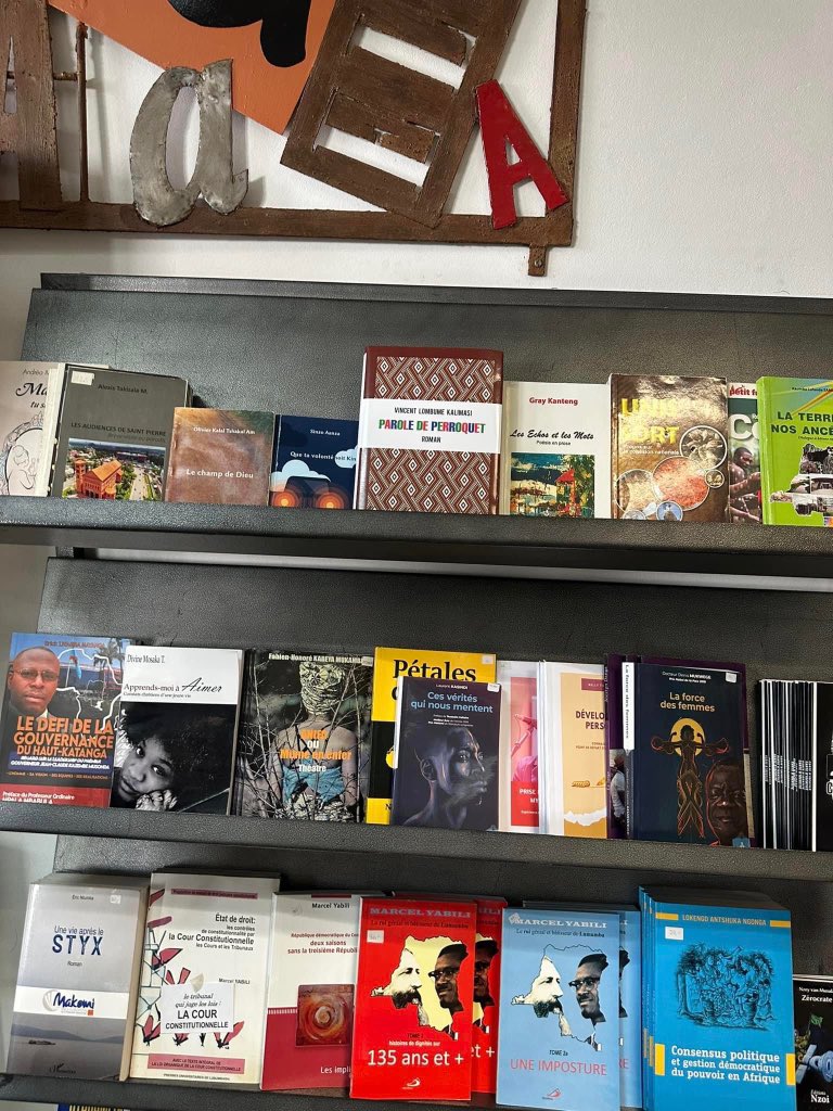 editionsmiezi's tweet photo. Savez-vous que le livre « Parole de perroquet » l’évènement littéraire congolais de l’année est déjà disponible à Lubumbashi ? 

Librairie Blue Jacarandas (La Plage)

#paroledeperroquet
#lombumetour
#lombumbe https://t.co/PjZUgY5Xbu