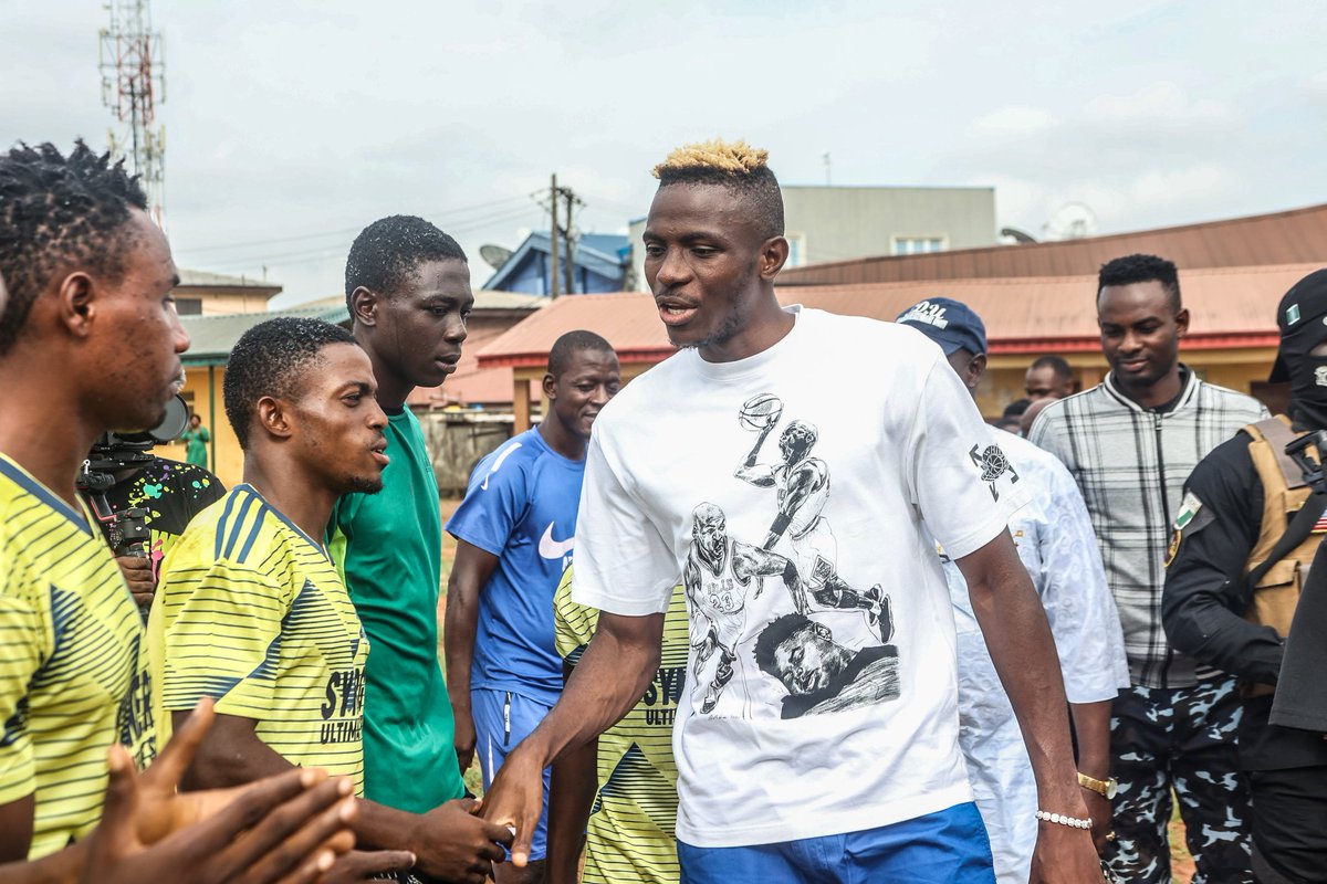 PoojaMedia's tweet photo. Victor Osimhen, @victorosimhen9 returns to his primary school, Olusosun Primary School to watch the final of Osimhen Cup. 

Back to his roots 🔥🇳🇬 https://t.co/RAuvrAWxXB