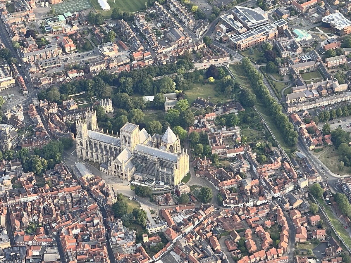 beccaleck13's tweet photo. @VirginBalloons Wonderful view of the minster on this mornings balloon flight 🎈 #floatface #takelifehigher https://t.co/IFQ6SmppKo