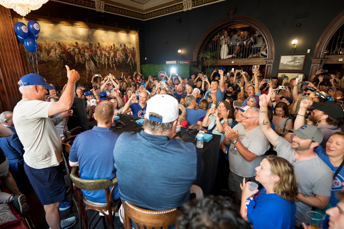 Cubs's tweet photo. Just touched down in London Town...

...to be greeted by the best fans in the world!

#LondonSeries 🇬🇧 https://t.co/lbyUBqFTEM