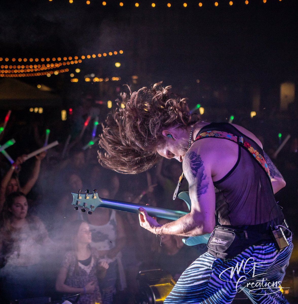 elonmuskissy's tweet photo. Hair and crowd shot, yes please!
#foolhouse #guitarist #hairshot #crowdshot #actionshot #90smusic #90sdanceparty #mishawaka #retrofest #indiana #outdoorconcert #summerconcerts #concertphotography #gigphotography #wcecreations @foolhouseband https://t.co/wuwtFUJX6F