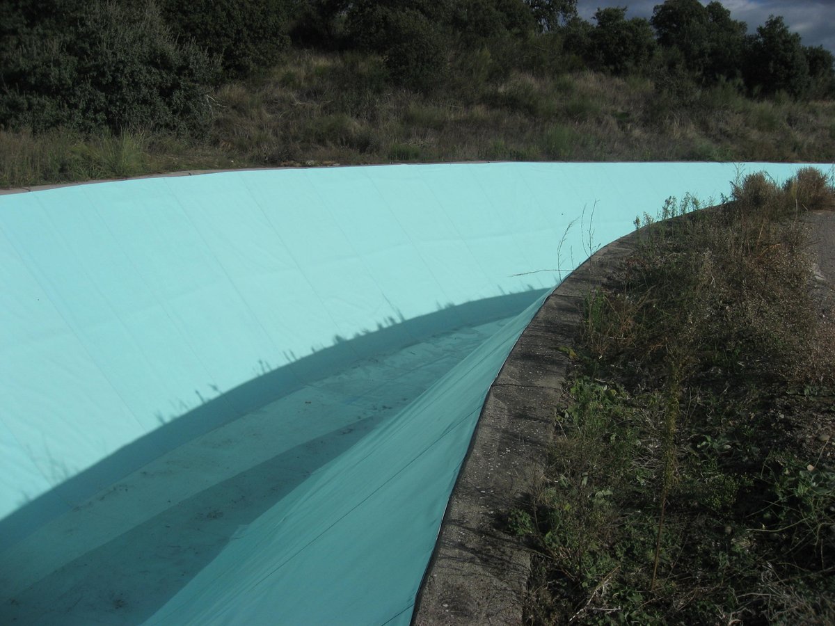 SopremaIberia's tweet photo. La escasez de agua es un problema real que afecta especialmente a los agricultores. Cada gota de agua cuenta. Por eso es tan importante realizar el correcto mantenimiento a los canales de agua. 
E impermeabilizarlos para evitar fugas y filtraciones. 

https://t.co/1zJohEFYhx https://t.co/ArgQvs0cZe