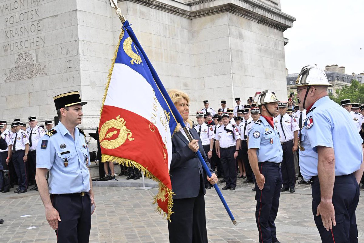 FaureDominique's tweet photo. Aujourd’hui, la Nation rend hommage aux sapeurs-pompiers et aux membres de la Sécurité civile, pour toutes ces journées où vous portez secours, inlassablement, à nos concitoyens en péril.

Cette année encore, votre intervention a été déterminante pour beaucoup d’entre eux. https://t.co/x3etvnoqtU