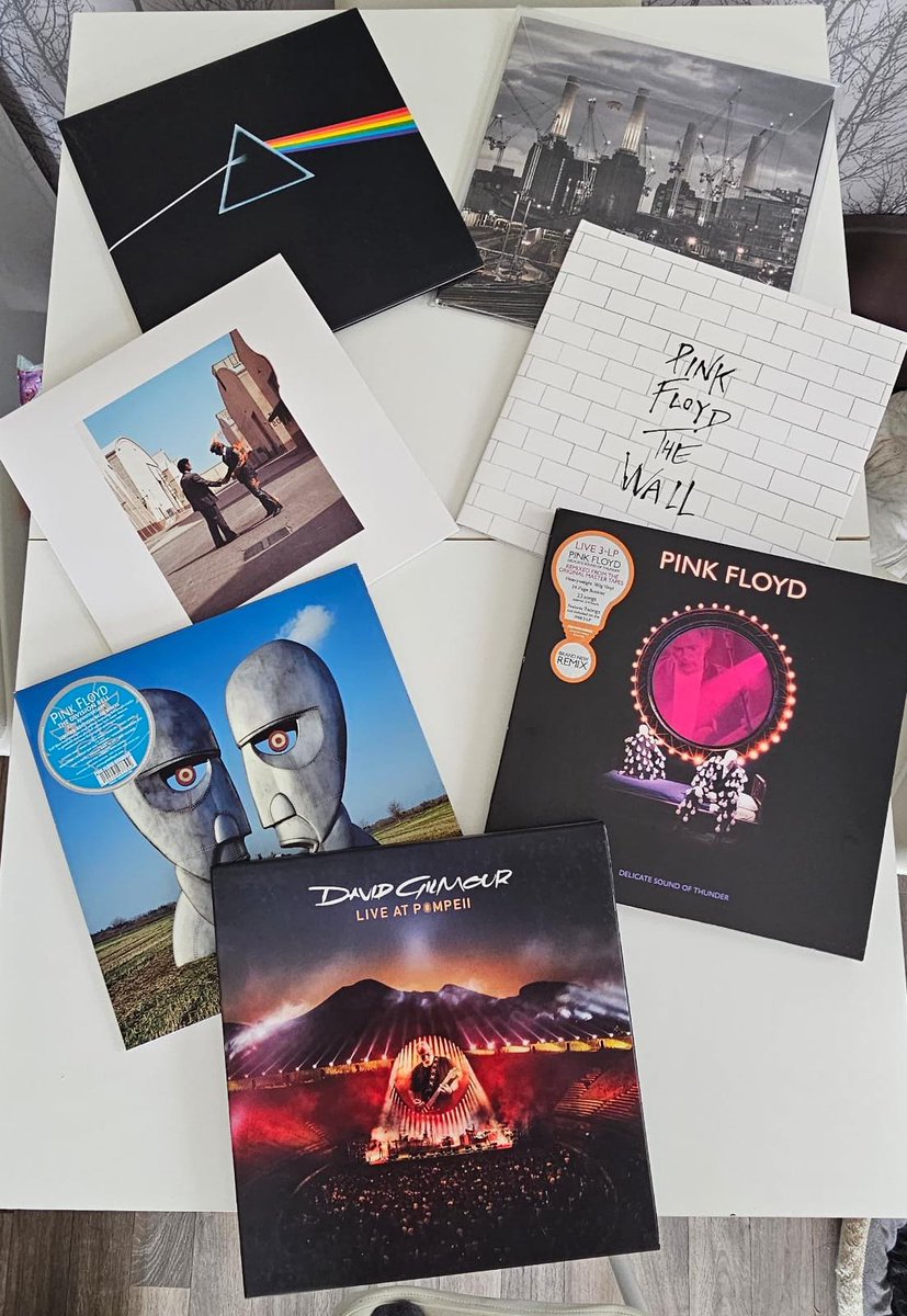 Molly__78's tweet photo. Pink Floyd n Dave Gilmour collection strengthened by the arrival of The Wall 🔥  #PinkFloydVinylCollection https://t.co/CZPz1sBQPO