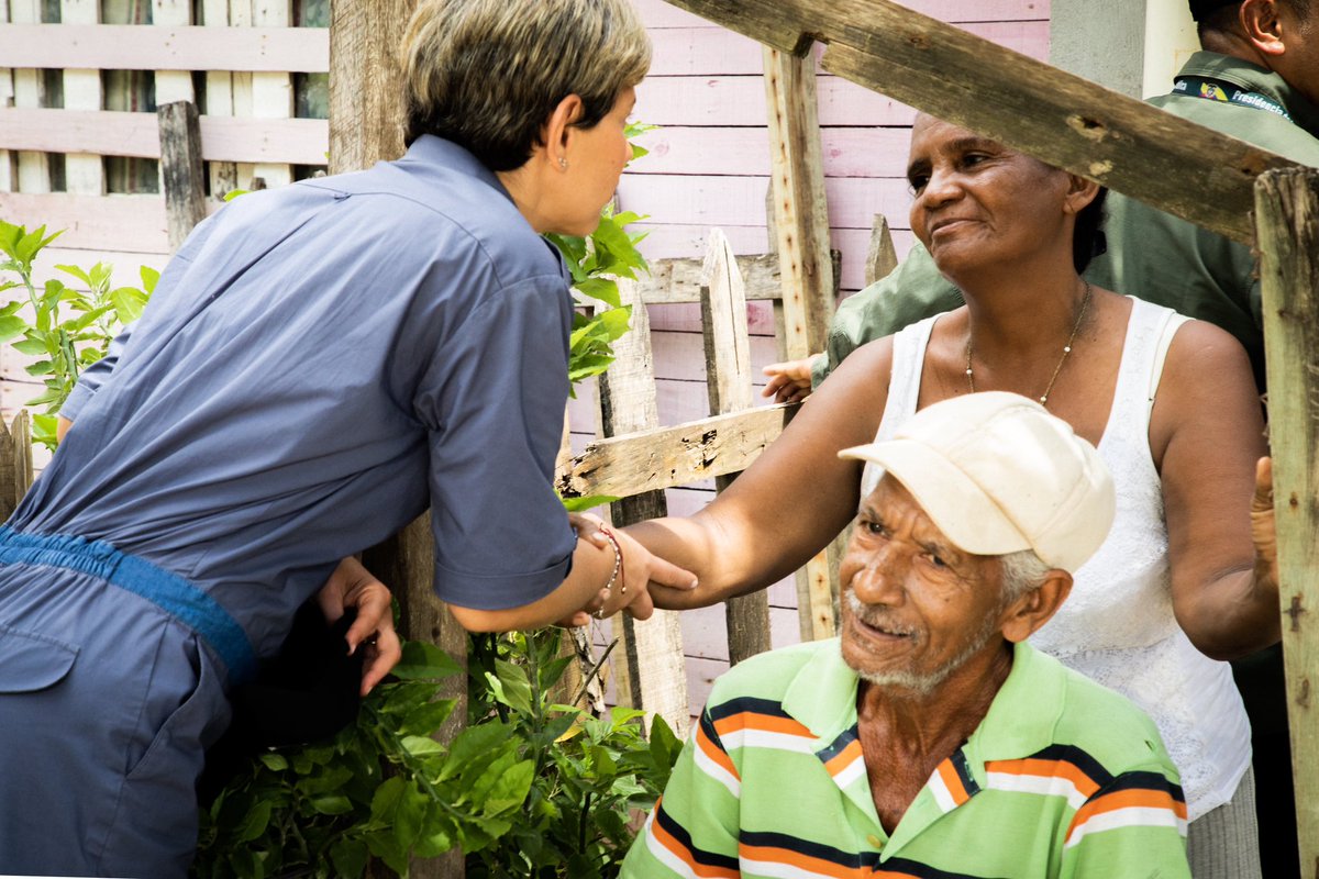 Los momentos con personas mayores ayudan a entender el mundo desde una perspectiva que solamente el tiempo puede dar. En sus mentes están plasmadas la historia y las raíces.👵🏽🌱👴🏻

Cada segundo con ell@s vale oro, brindémosles el bienestar que tanto se merecen.🤎 #PAZ #SABIDURÍA