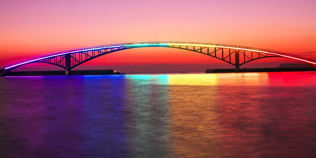 Lingoinn's tweet photo. See the beautiful illumination of Xiying Rainbow Bridge in Penghu, Taiwan. 🌈 At 200m long, this pedestrian bridge casts a beautiful view on the bay next to Gaunyinting Coast Park. (1/2) https://t.co/jhGw1HWiAL