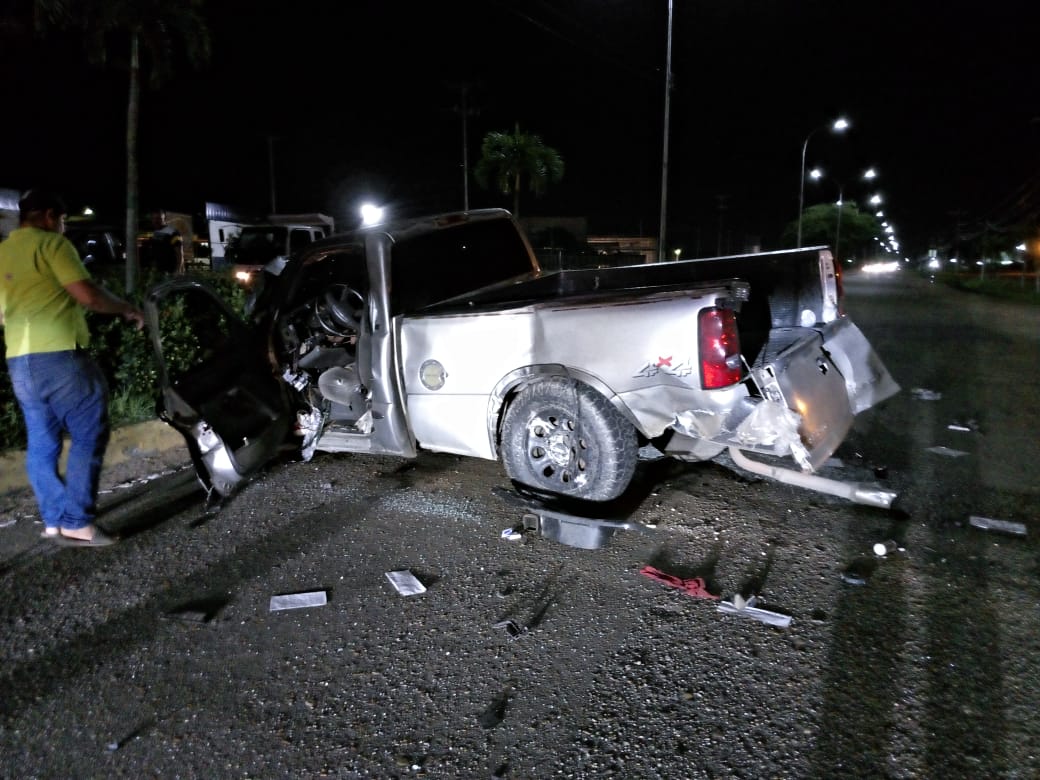 Estrellamiento de vehículo Chevrolet Silverado color Gris del 2004 contra objeto fijo dejo 1 fallecido ante el impacto quedando tendido en el pavimento en la Av. Intercomunal El Tigre - Tigrito.
.
@perezampueda
@luismarcanos
@powercano1
@pcivil_venezuela
@anzoateguigob