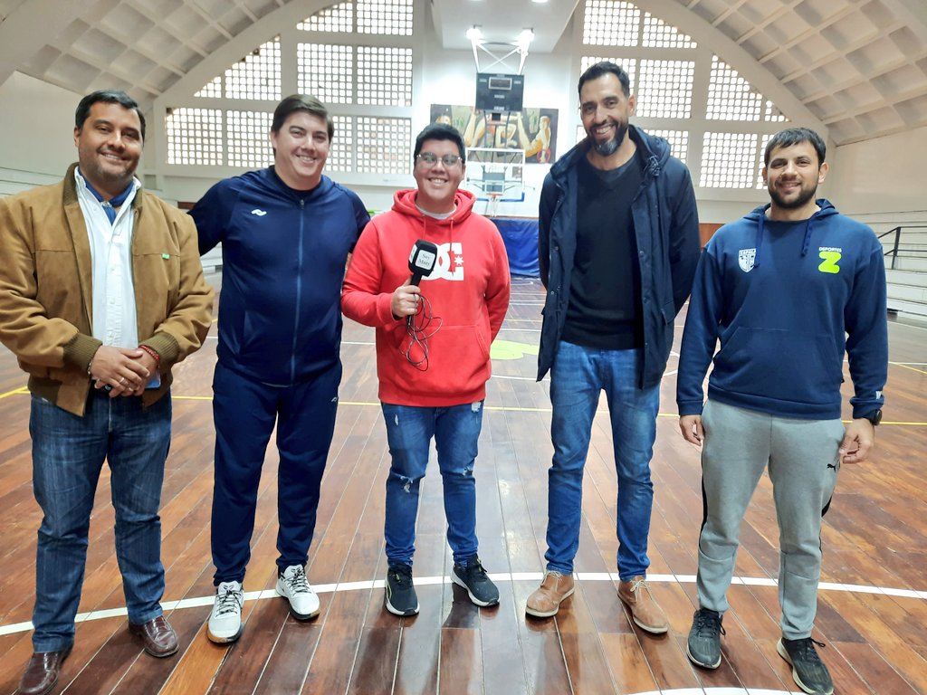prensa_gabriel's tweet photo. Es la Foto de Portada de Basquet de #Neuquén #SoyMaty @CarlinKoopmann @PaguraJulian El 12 de,Julio es El Aniversario de #Zapala y Se Realizará la 1° Clínica de Basquet #DanielLLorenti #MarioSepulveda Gracias por El Libro Julian!!! https://t.co/iteH61XYuo
