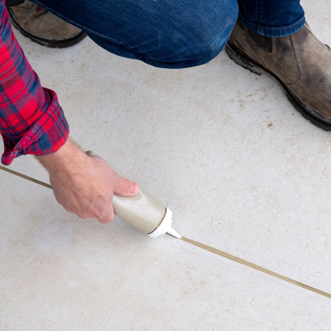 AzpectsLtd's tweet image. EASYGrout Top Tips! 🤗

Keep things clean, and use a salad dressing bottle to squeeze the EASYGrout into the joints! 

What a fantastic idea B Gardens Limited 😍

#EASYGrout #TopTip #JointingCompound