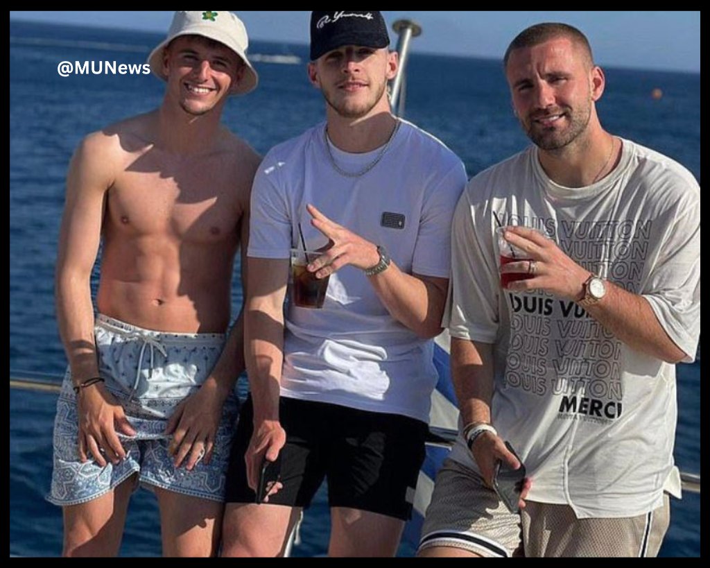MUNewsFC's tweet photo. 😱AGENT SHAW!! [via Instagram @deccers] 
#MUFC #MUNews #AgentShaw https://t.co/izgXm2A15K